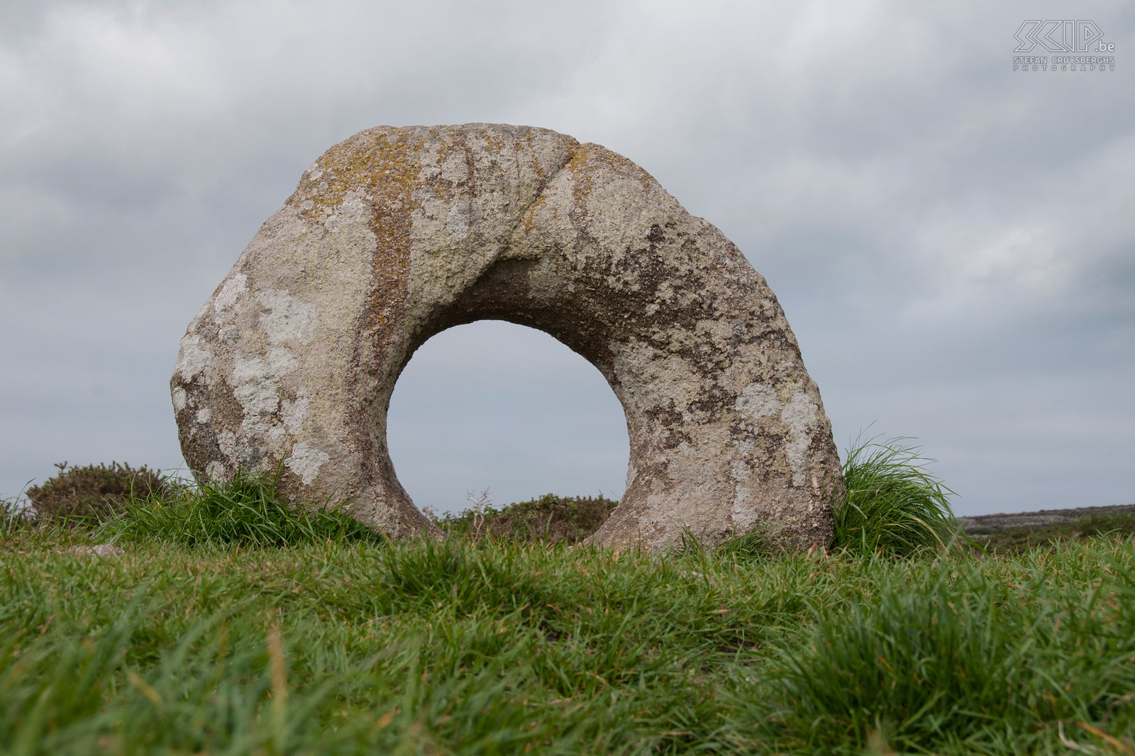 Mên-an-Tol The Mên-an-Tol is a prehistoric monument which consists of three upright granite stones: a round stone with its middle holed out with two small standing stones to each side, in front of and behind the hole. Stefan Cruysberghs